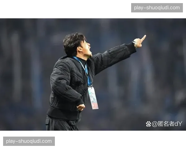 教练的怒吼：赛场边角，古巴教练为弟子争议判罚激烈申诉。