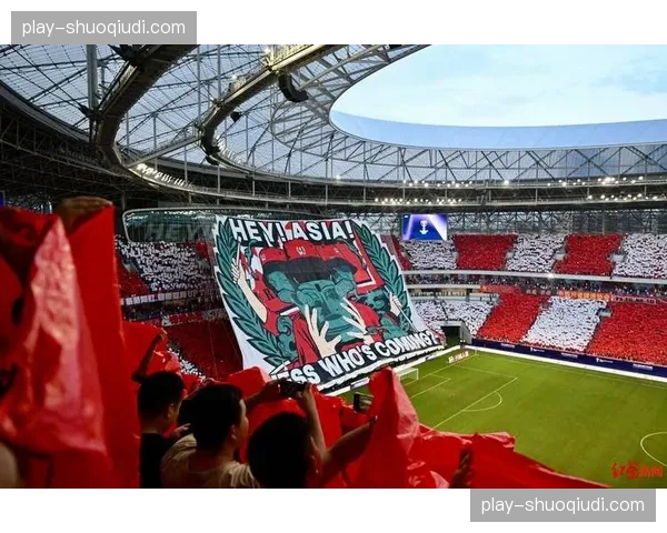 特写:球迷看台巨型Tifo致敬即将离任的俱乐部传奇主席 特写:球迷看台巨型Tifo致敬即将离任的俱乐部传奇主席