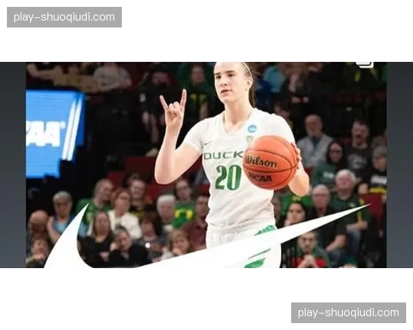 “特写瞬间：汤普森在WNBA选秀大会被状元签选中后与家人相拥而泣”