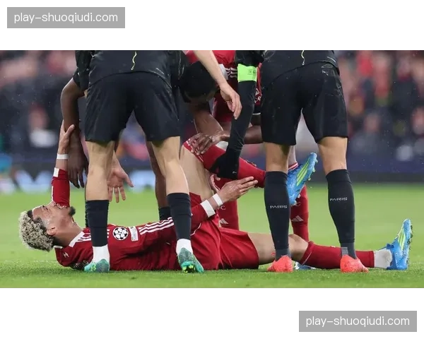 埃基蒂克受伤后巴黎球员阿什拉夫和帕乔上前安慰，握住其手鼓励